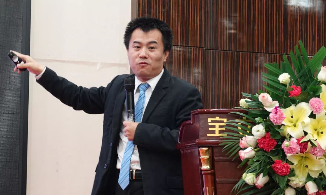 華夏易道私董會(huì)創(chuàng)始人、深圳市金融服務(wù)外包協(xié)會(huì)理事、培訓(xùn)委員會(huì)副主任委員堅(jiān)鵬